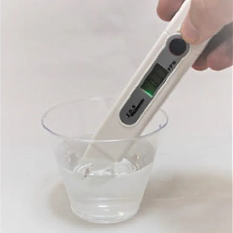 <p>Item Part: <strong>TDS</strong><br>Handheld TDS meter with pocket clip<br>Range: 0-2999 ppm<br>Accuracy: 1 ppm<br>Hold function keep measure even when tester is not in water<br>Automatic temperature compensation<br>Auto shut off (saves battery)<br>Back-light color indicator:<br>Green: ≤ 40 ppm<br>Red: > 40 ppm<br>Battery operated (3 V Lithium CR2032, included)<br>Dimension: 150 mm x 27 mm x 17 mm</p>
